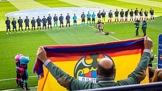 Homenaje del Levante UD a la familia granota fallecida en Campanar