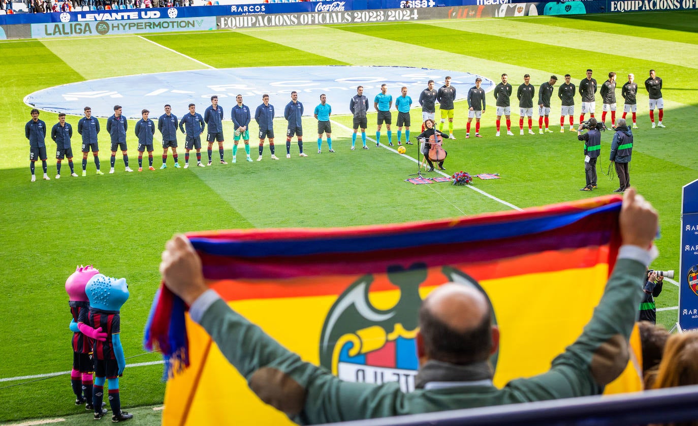 Homenaje del Levante UD a la familia granota fallecida en Campanar