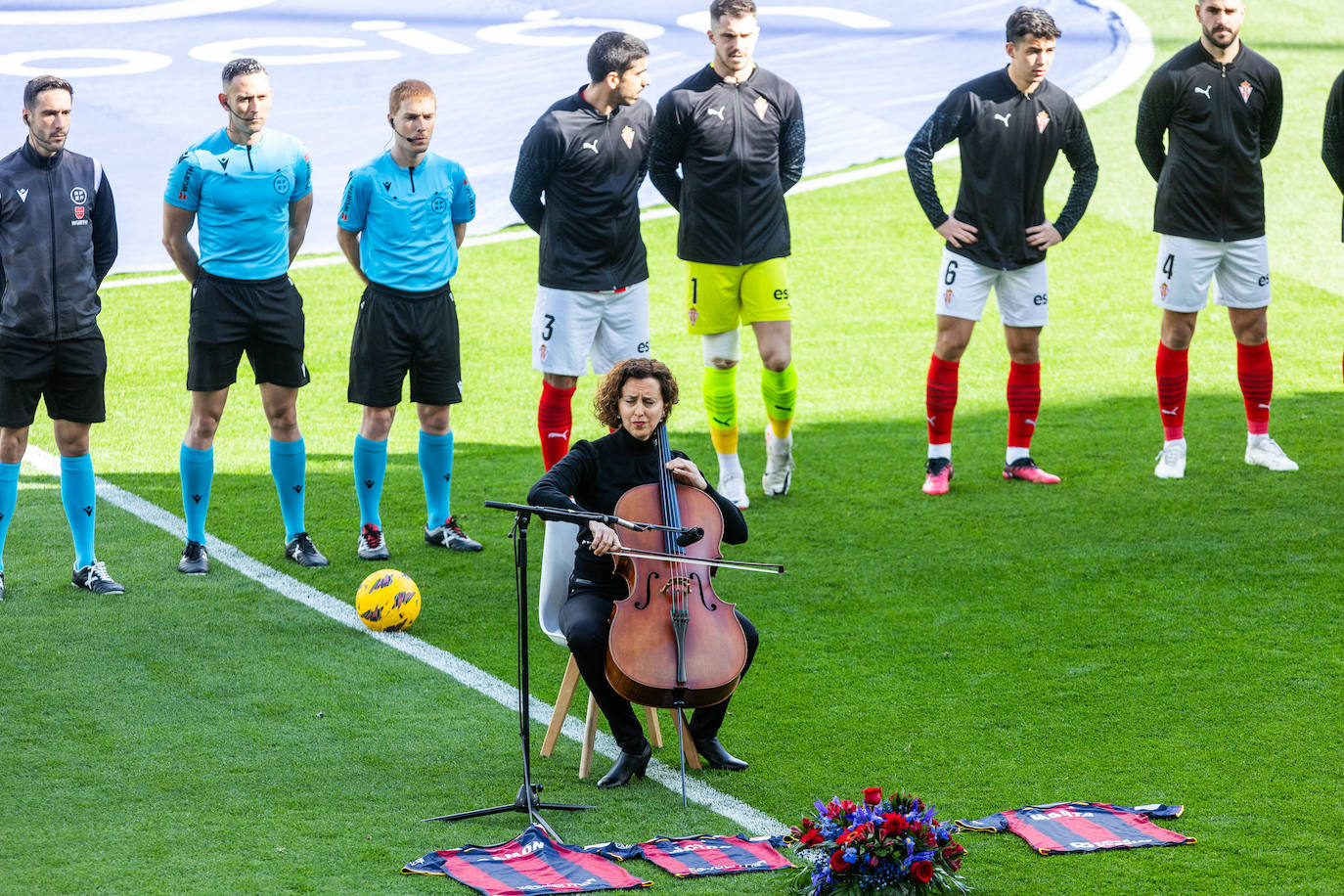 Homenaje del Levante UD a la familia granota fallecida en Campanar