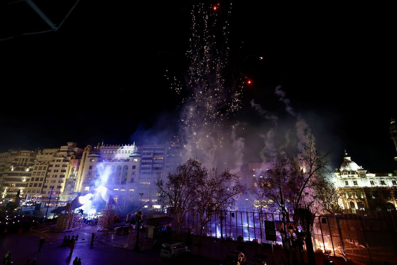 Así ha sido el espectáculo de Pirotecnia Valenciana este domingo en la plaza del Ayuntamiento