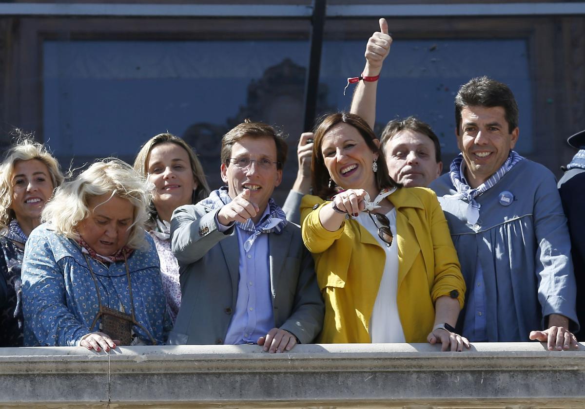 Jose Luis Martinez Almeida, Maria José Catalá y Carlos Mazón en una mascletà de las Fallas 2023.