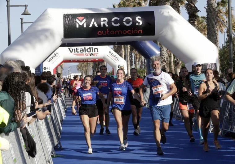 Participantes de la 15K Valencia Abierta al Mar del año pasadpo alcanzan la meta en el Paseo de la Malvarrosa.