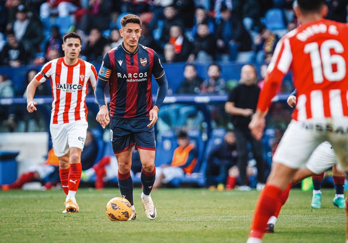 Pablo Martínez durante el encuentro contra el Sporting