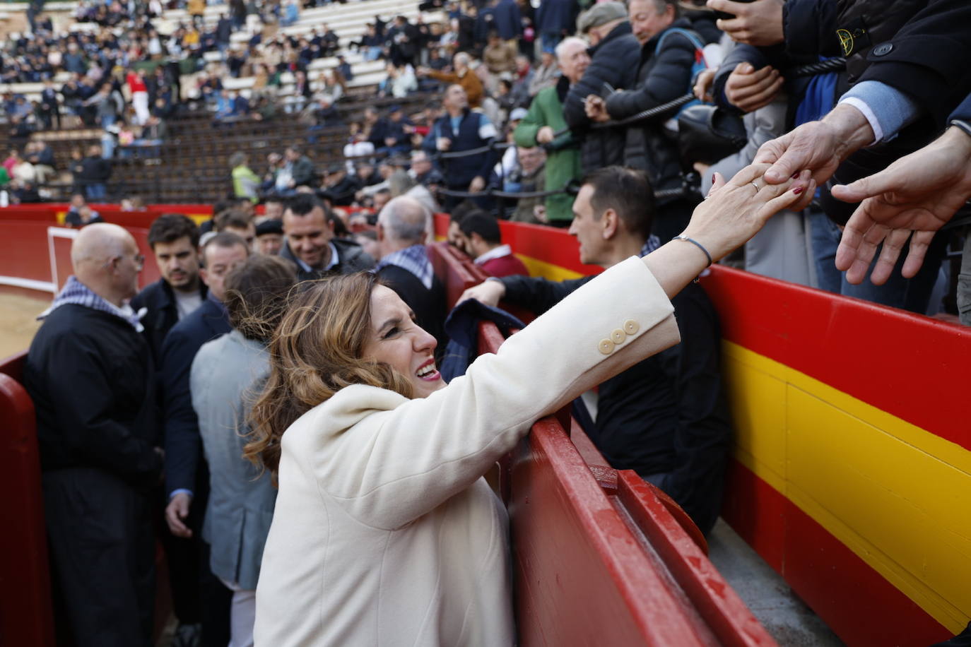 Almeida y Catalá acuden a los toros, tras la mascletà, para ver a Román