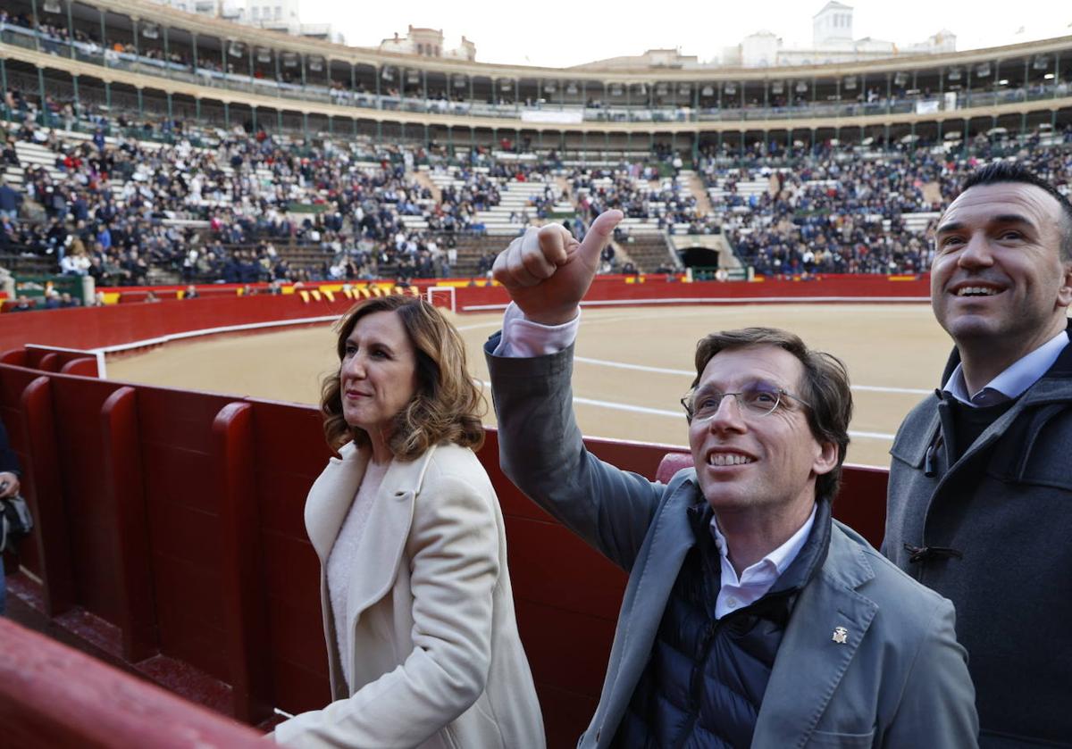 Almeida y Catalá acuden a los toros, tras la mascletà, para ver a Román