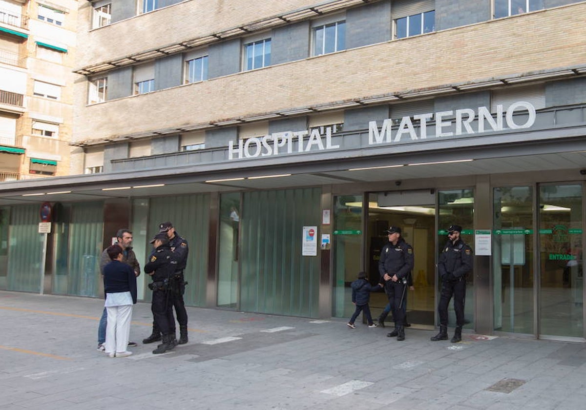 Agentes de la Policía en un hospital.