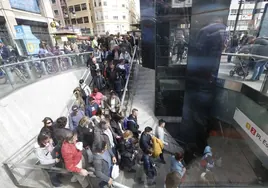 Decenas de personas entran a la estación de metro de Plaza de España.