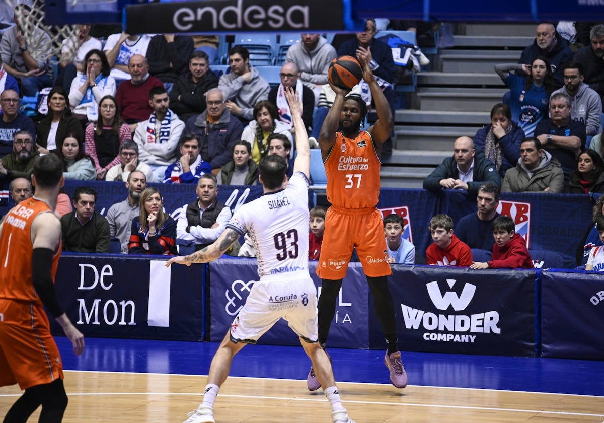 Ojeleye lanza durante el partido en Santiago contra el Obradoiro.acbphoto