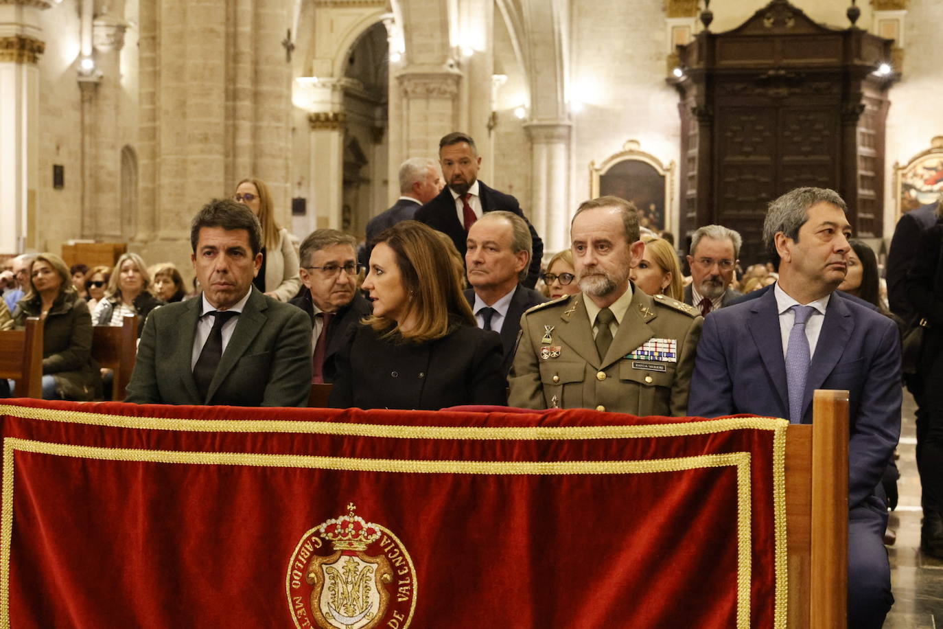 Valencia celebra una misa por las víctimas del incendio de Campanar