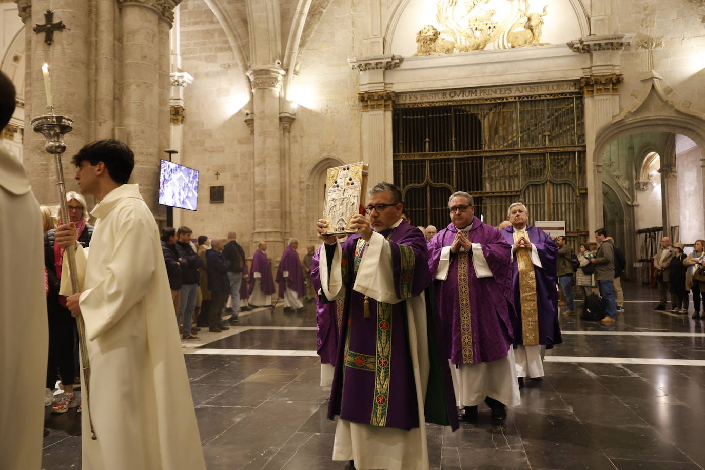 Valencia celebra una misa por las víctimas del incendio de Campanar