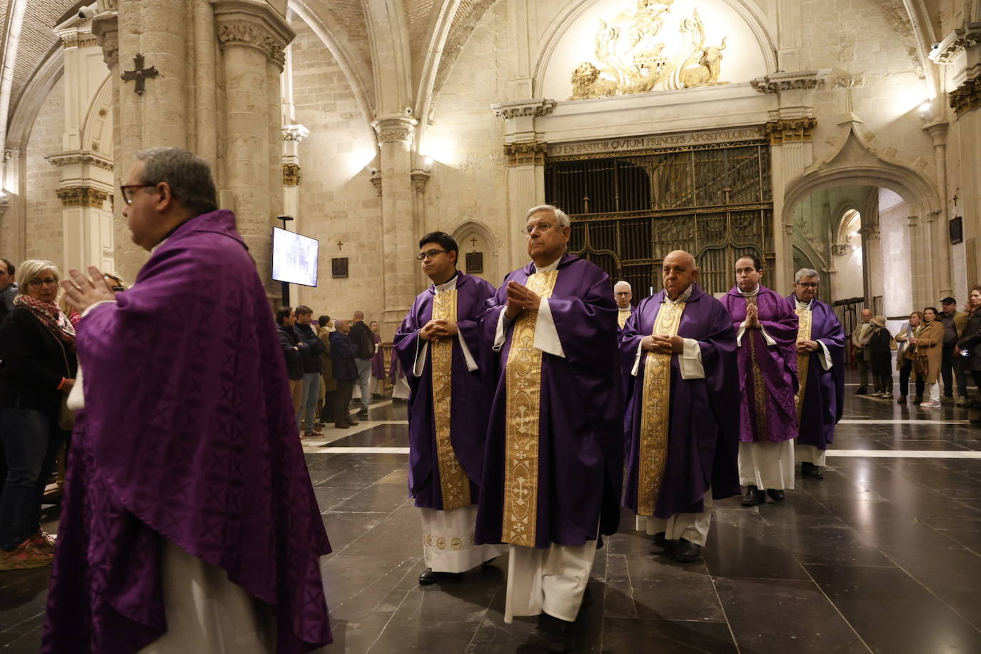 Valencia celebra una misa por las víctimas del incendio de Campanar