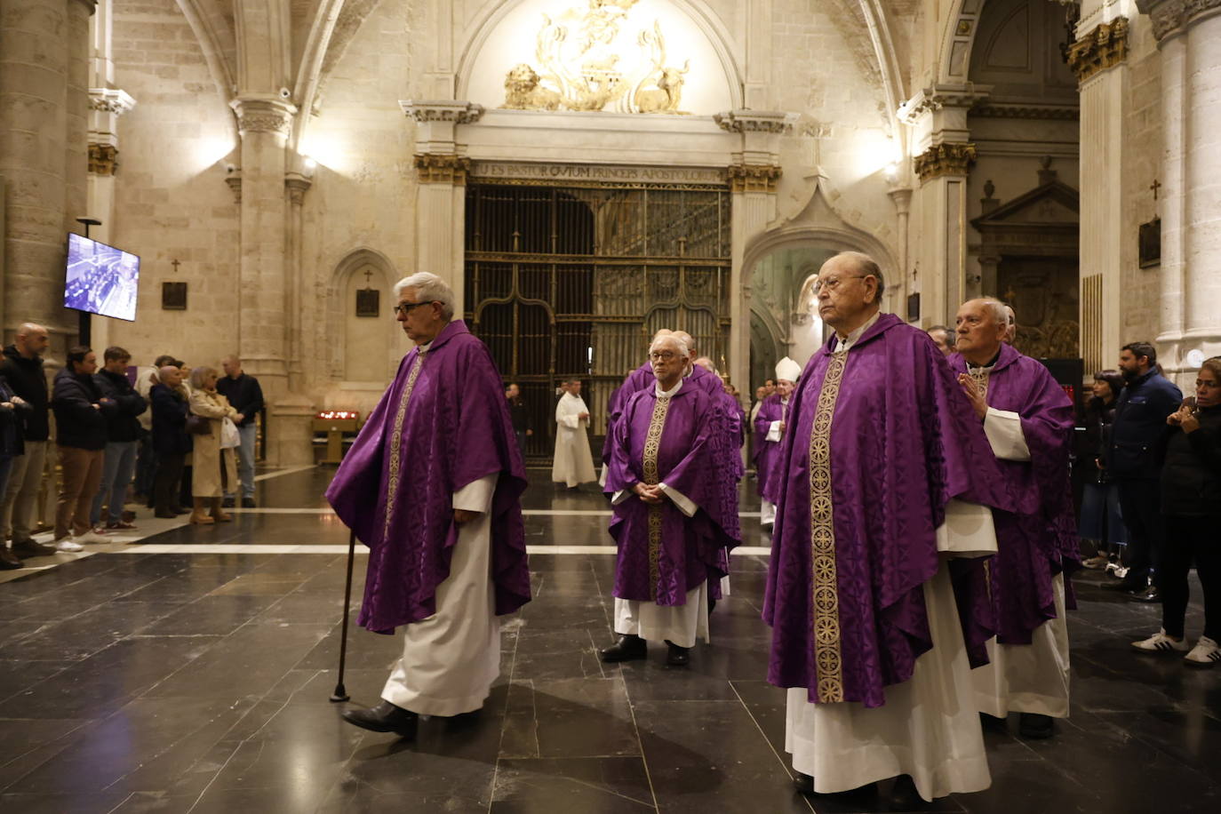 Valencia celebra una misa por las víctimas del incendio de Campanar