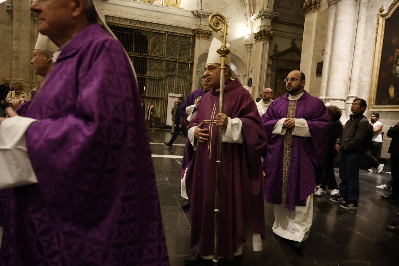 Valencia celebra una misa por las víctimas del incendio de Campanar