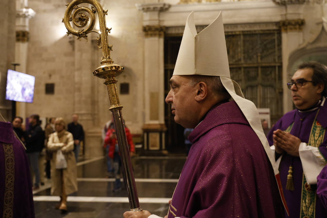 Valencia celebra una misa por las víctimas del incendio de Campanar