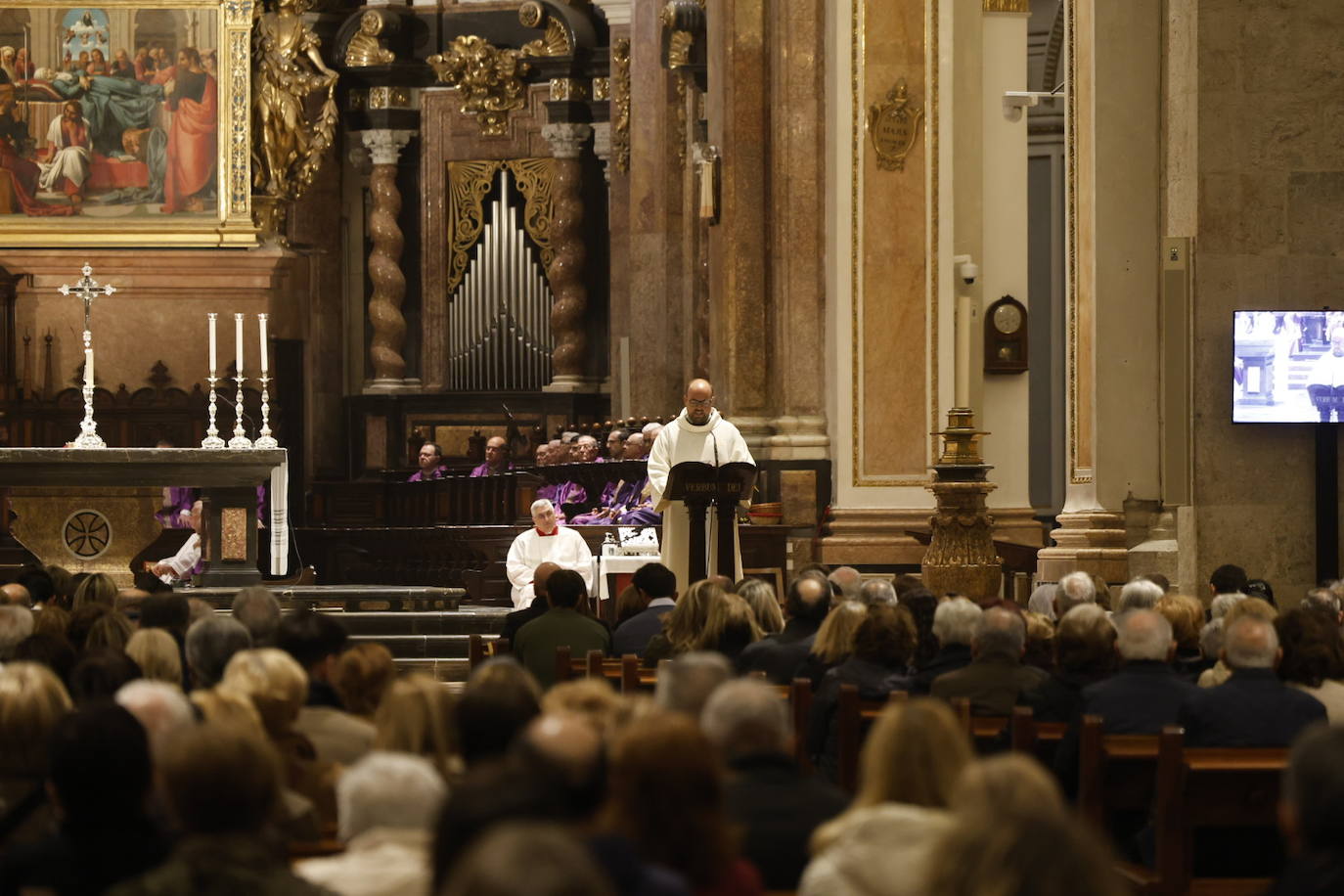 Valencia celebra una misa por las víctimas del incendio de Campanar