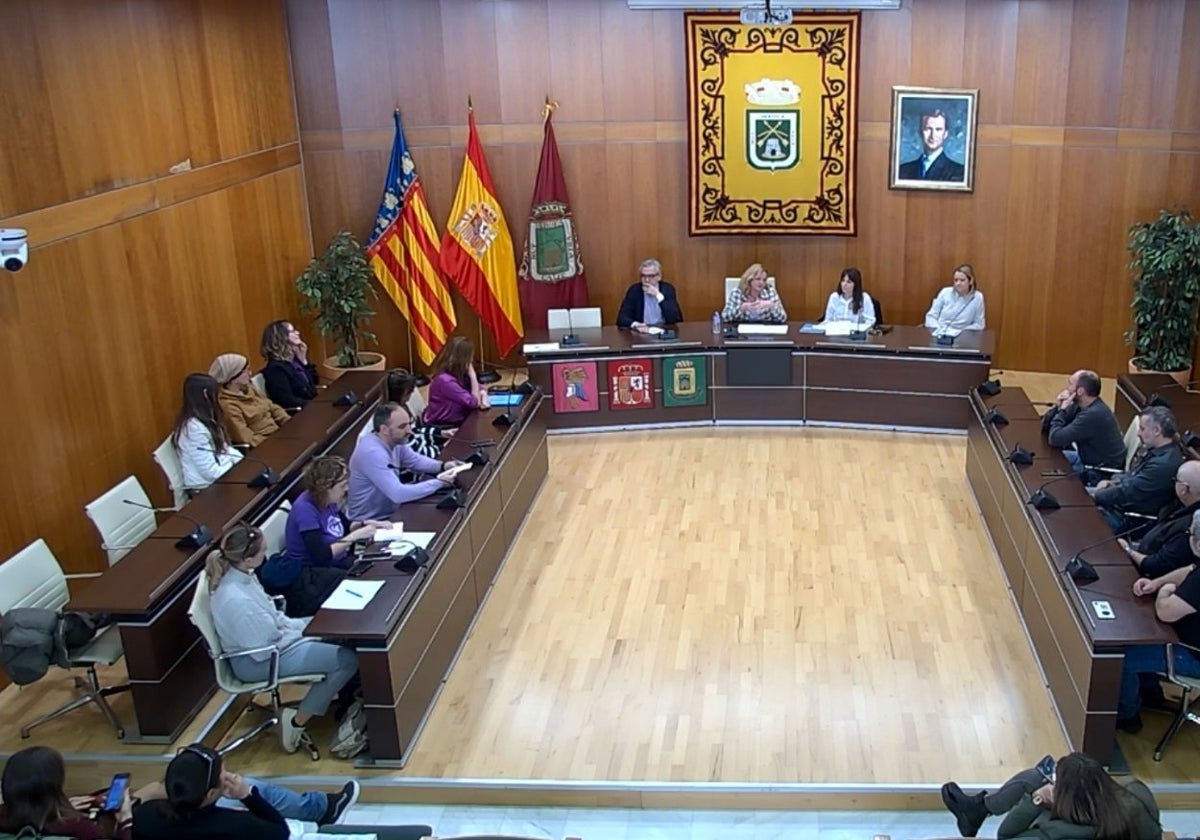 La reunión de la comunidad educativa de Calp con representantes del Ayuntamiento y la Conselleria.