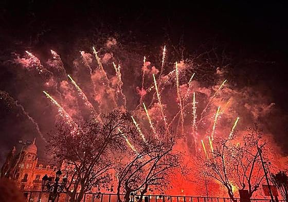 Castillo de fuegos Artificales en la plaza del Ayuntamiento en una imagen de archivo.