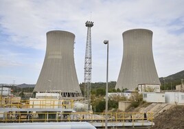 Las torres de refrigeración de la central nuclear de Cofrentes.