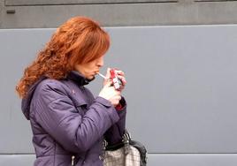 Una mujer fumando en una imagen de archivo.