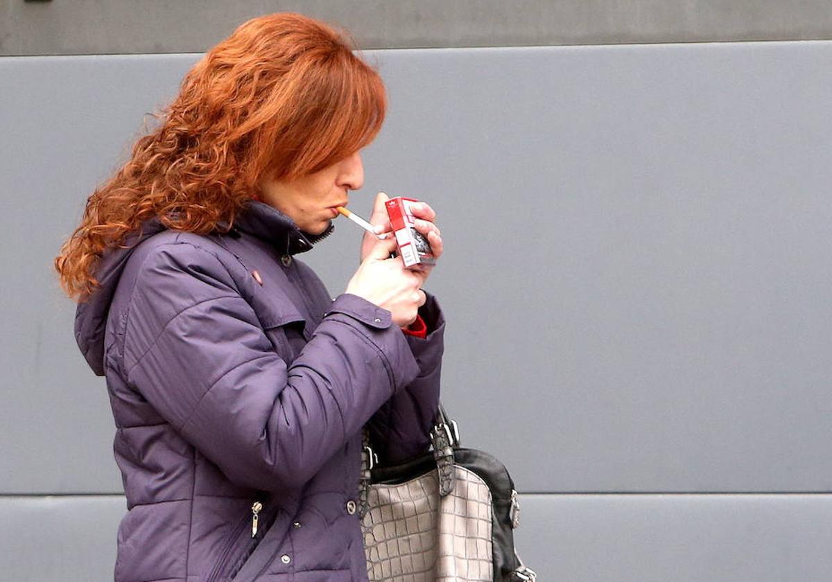 Una mujer fumando en una imagen de archivo.