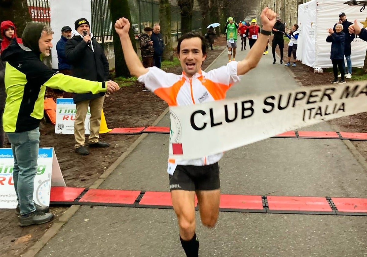 Iván Penalba, en el momento de ganar la carrera en Turín.