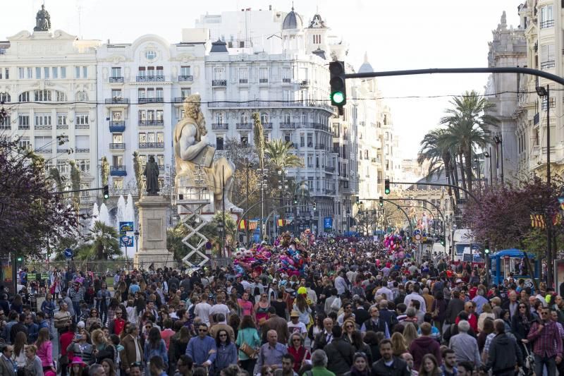 La Plaza del Ayuntamiento abarrotada durante las Fallas