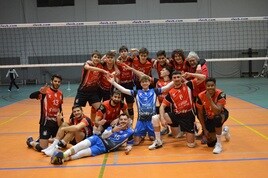 El equipo masculino del Xàtiva Voleibol, tras la victoria.