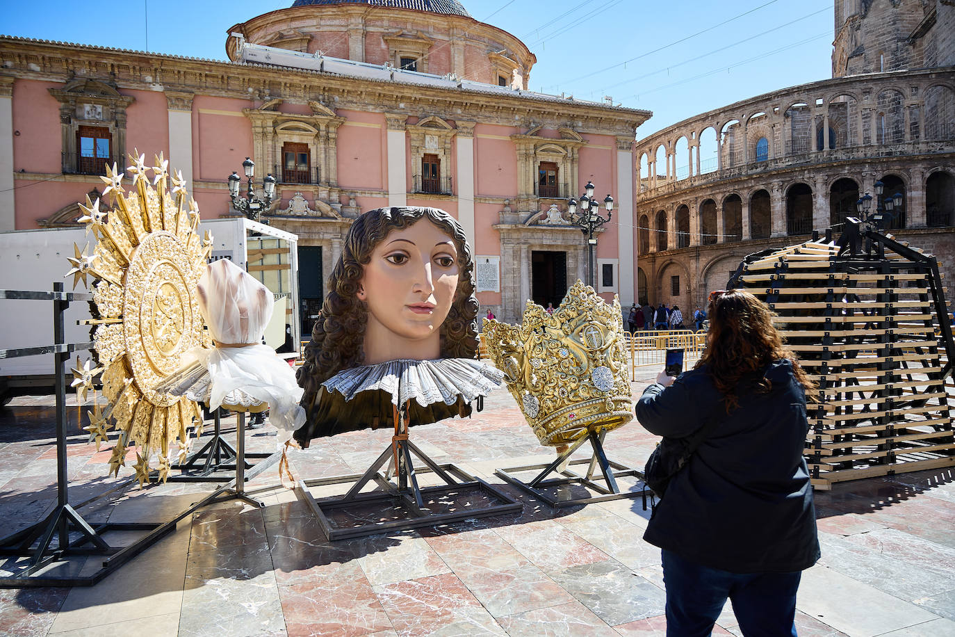 El nuevo cadafal de la Virgen ya está en la plaza