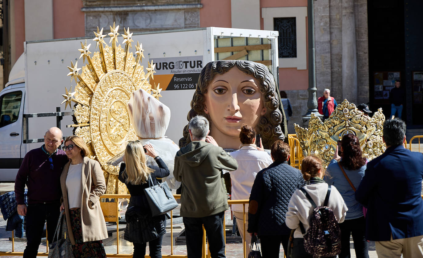 El nuevo cadafal de la Virgen ya está en la plaza