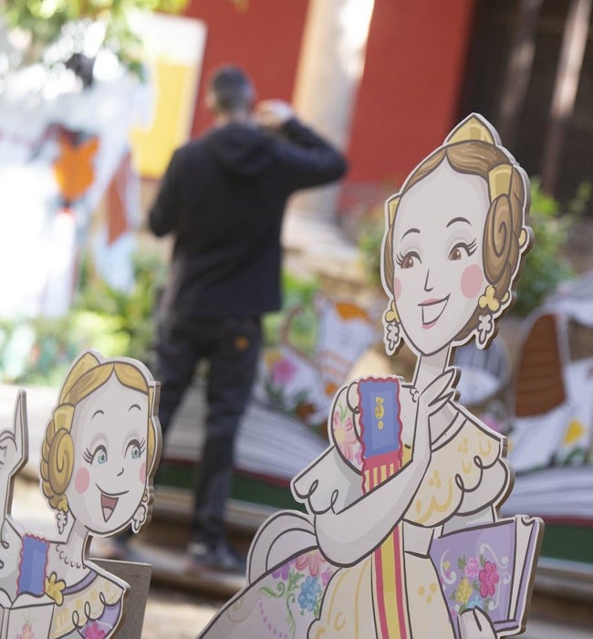 Dos falleras leyendo son algunas de las imágenes creadas por Ceballos y Sanabria y Marina Pucho que se exhiben en el claustro renacentista del Centro del Carmen.