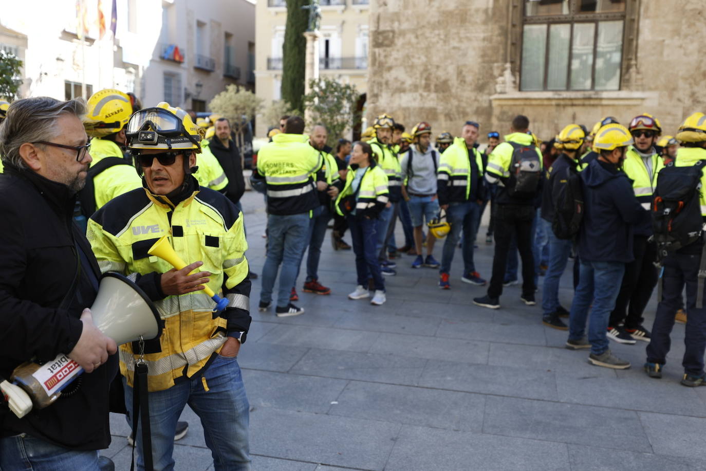 Los bomberos protestan ante el Palau de la Generalitat