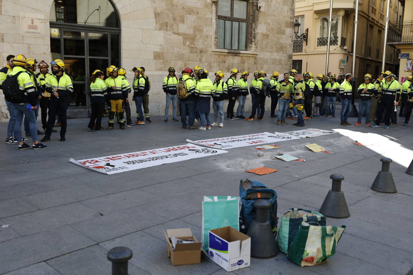 Los bomberos protestan ante el Palau de la Generalitat