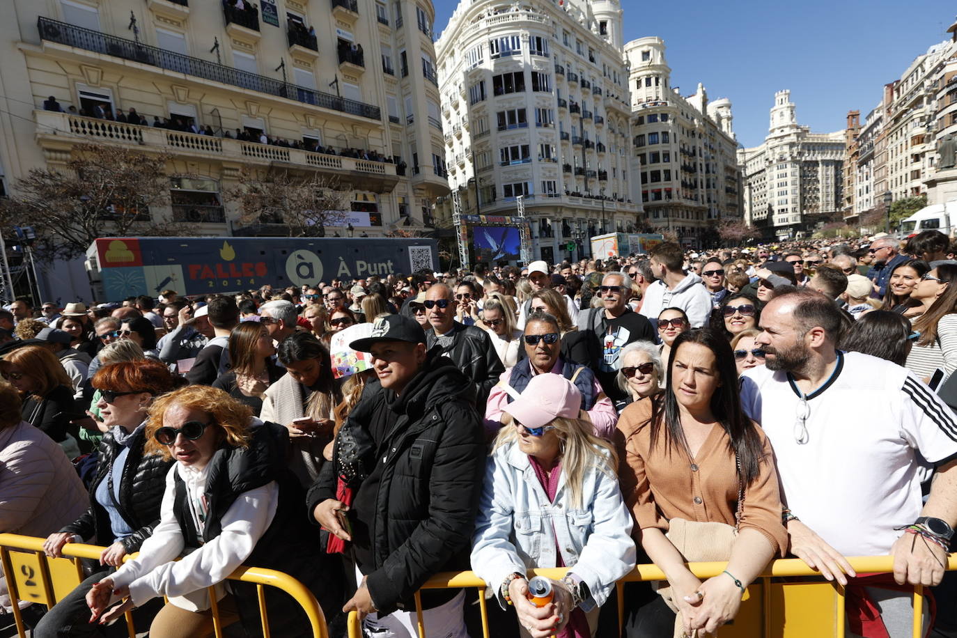 Los jugadores del Valencia CF disfrutan de la mascletà de este martes junto a las falleras mayores