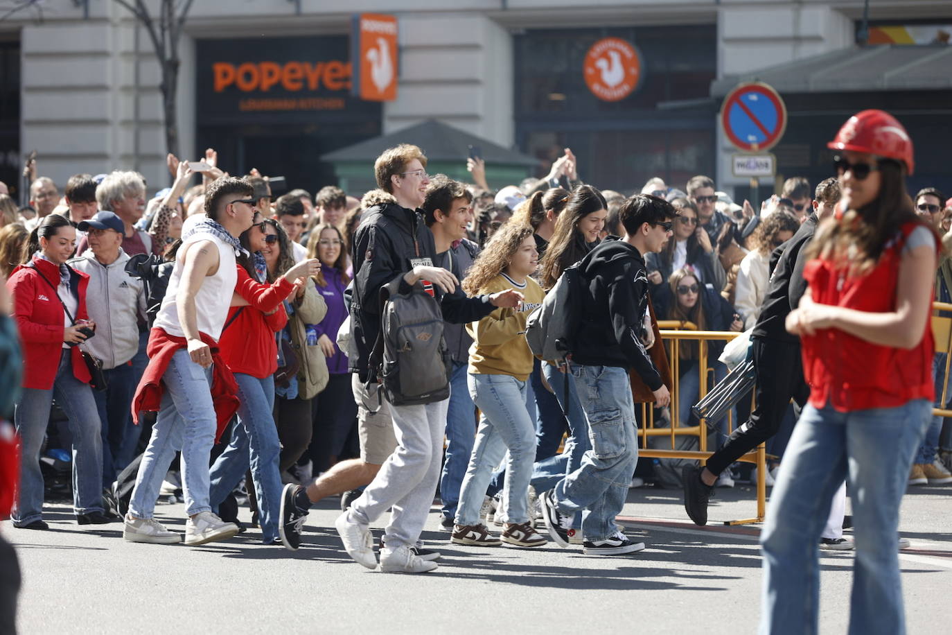 Los jugadores del Valencia CF disfrutan de la mascletà de este martes junto a las falleras mayores