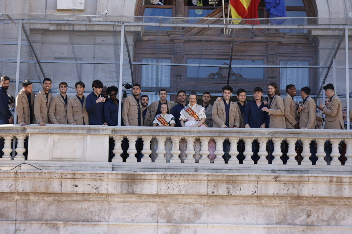 Los jugadores del Valencia CF disfrutan de la mascletà de este martes junto a las falleras mayores