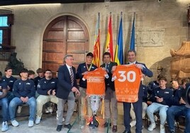 Carlos Mazón posa con la selección valenciana de rugby M18