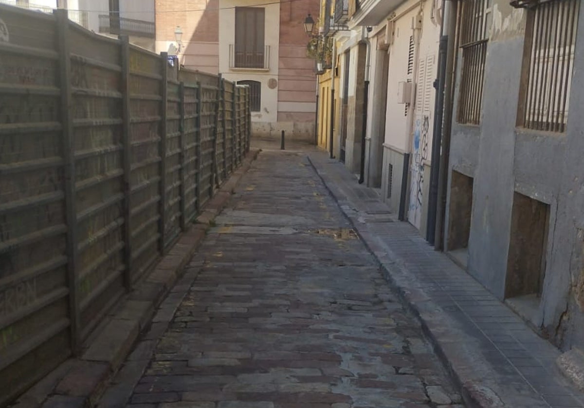 Una de las calles de Valencia, junto a la iglesia de El Salvador, que preservan la piedra rojiza.