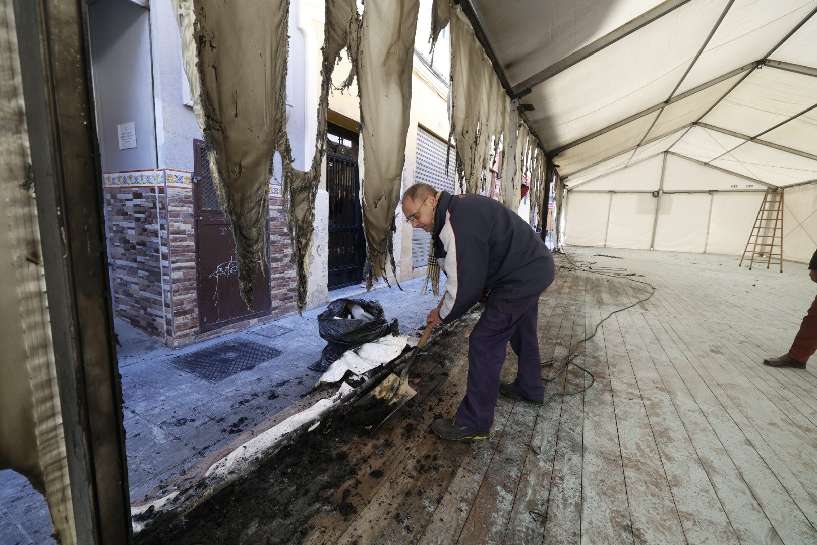 Así ha quedado la carpa incendiada de Juan de Aguiló - Gaspar Aguilar