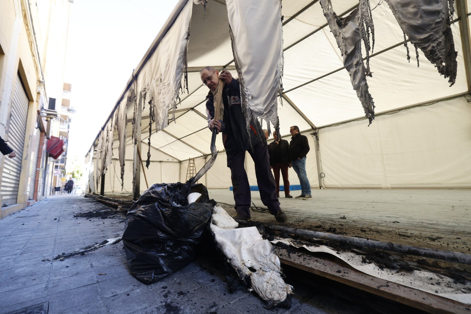 Así ha quedado la carpa incendiada de Juan de Aguiló - Gaspar Aguilar