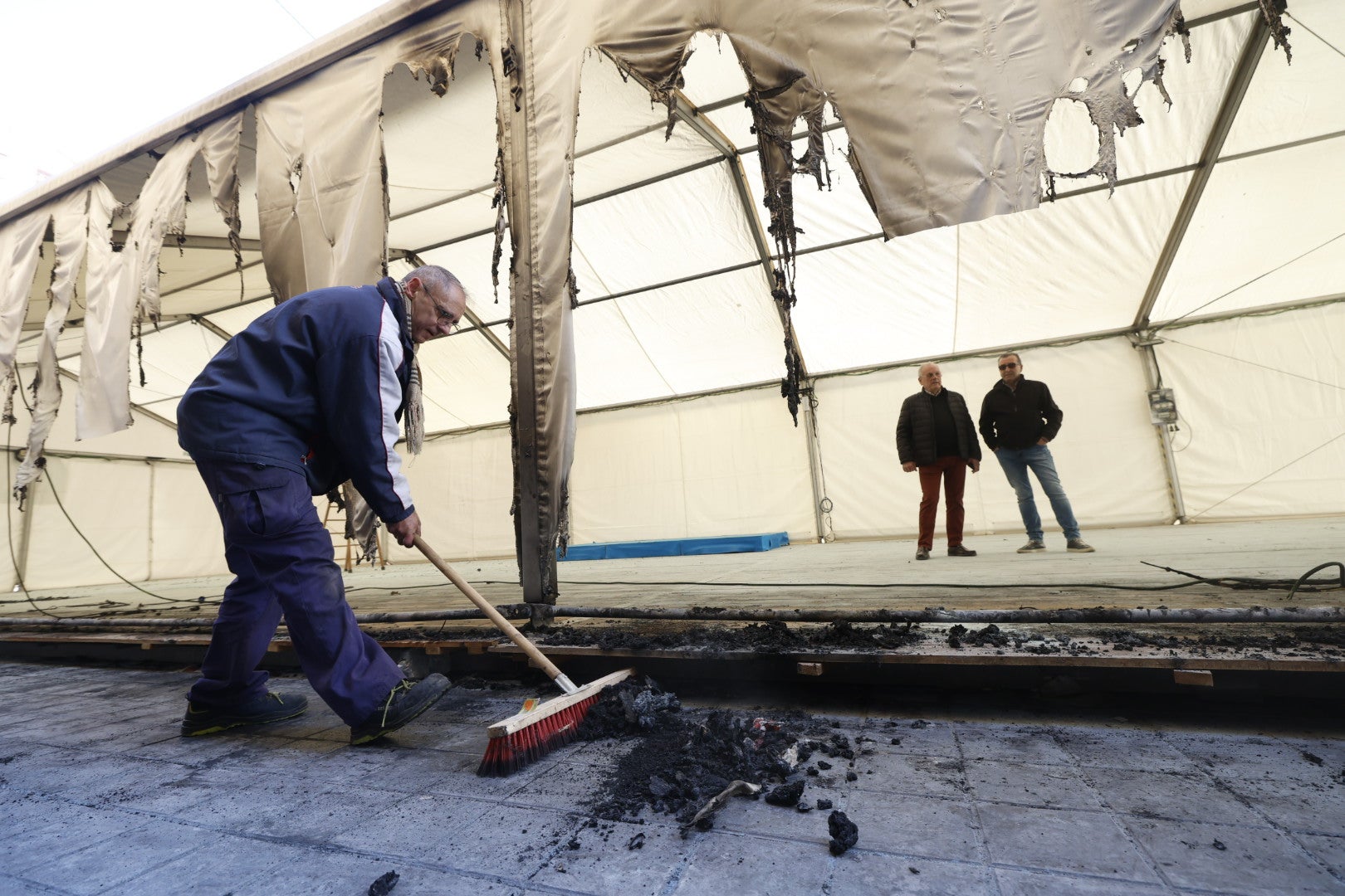 Así ha quedado la carpa incendiada de Juan de Aguiló - Gaspar Aguilar