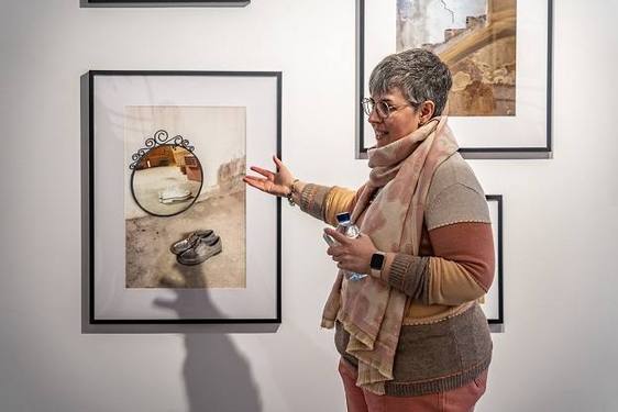 La importancia de romper el silencio del abuso infantil: el hilo conductor de la obra de Isabel Ramírez en la sala Melchor Zapata