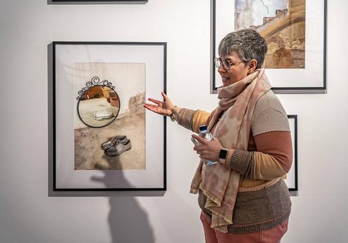 La importancia de romper el silencio del abuso infantil: el hilo conductor de la obra de Isabel Ramírez en la sala Melchor Zapata