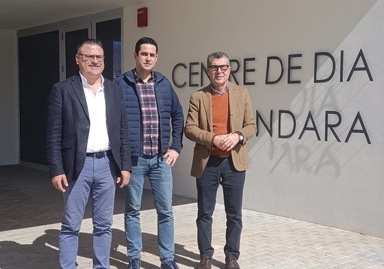 Álex Hernández, entre los diputados González de Zárate y Pérez Fenoll, junto al Centro de Día.