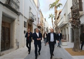 El presidente de la Diputación y el alcalde pasean por la calle Colón.