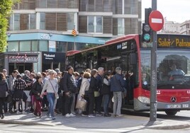 Decenas de pasajeros suben a un autobús de la EMT en Porta de la Mar.