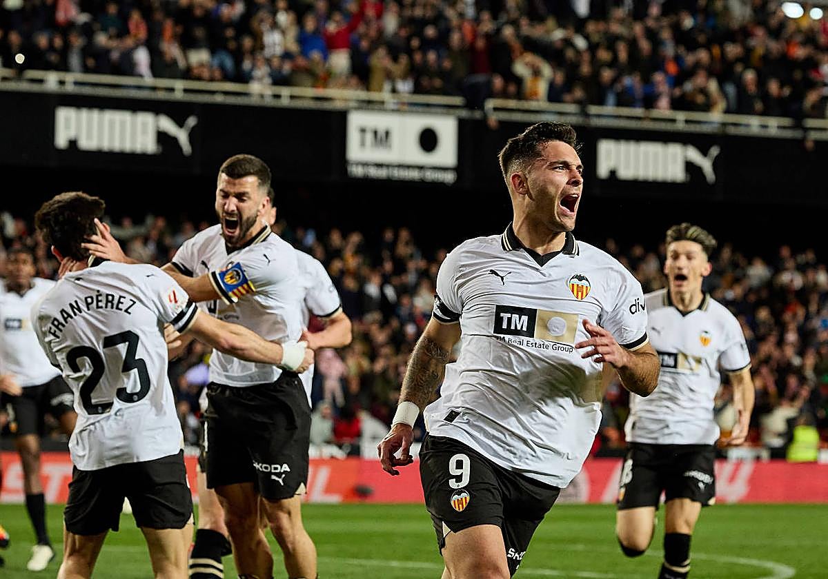 Hugo Duro, celebrando un gol con el Valencia.