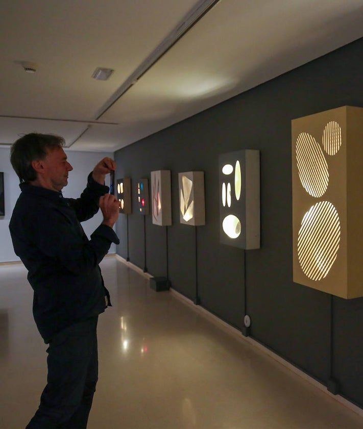 Imagen secundaria 2 - Algunas de las obras de la exposición 'Sempere en París'.