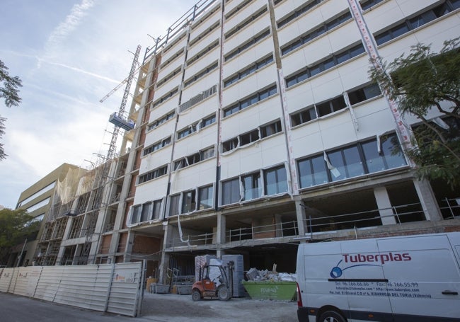 Edificio de hospitalización de la calle Menéndez Pelayo.