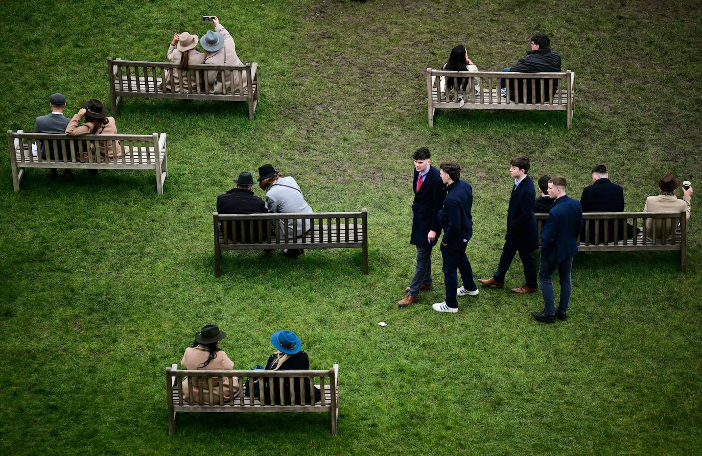 La familia real británica y el glamur de las carreras de caballos