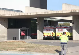 Dos ambulancias en la entrada de la zona de Urgencias del Hospital de Dénia.